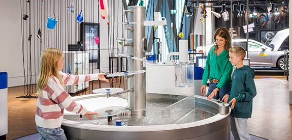 Menschen in der Ausstellung