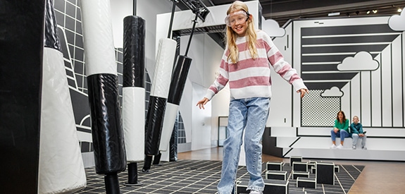 Foto von Mädchen in der Ausstellung