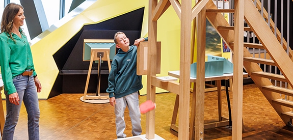 Kleines Mädchen spielt an der Wasserlandschaft