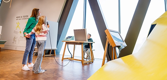 Kleines Mädchen spielt fröhlich an der Wasserlandschaft