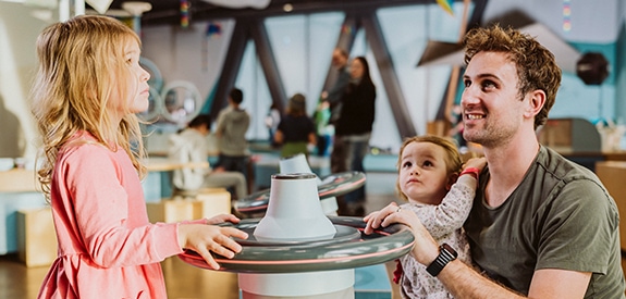 Besucherin an Besucherstation in der experimenta