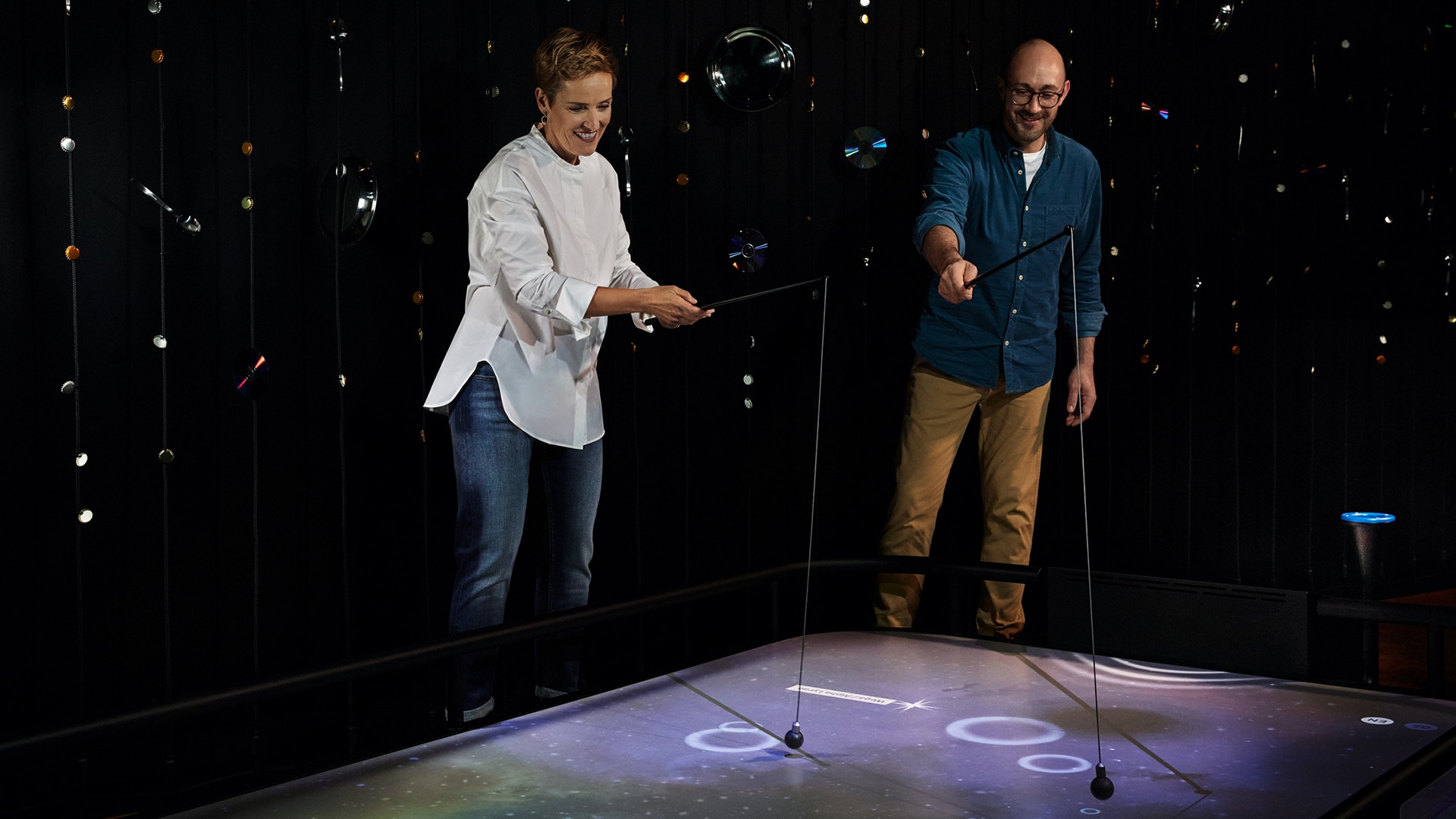 Foto von Menschen an der Mitmachstation Sternenlicht angeln