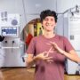 Jugendlicher mit Gebärdensprache in der Ausstellung