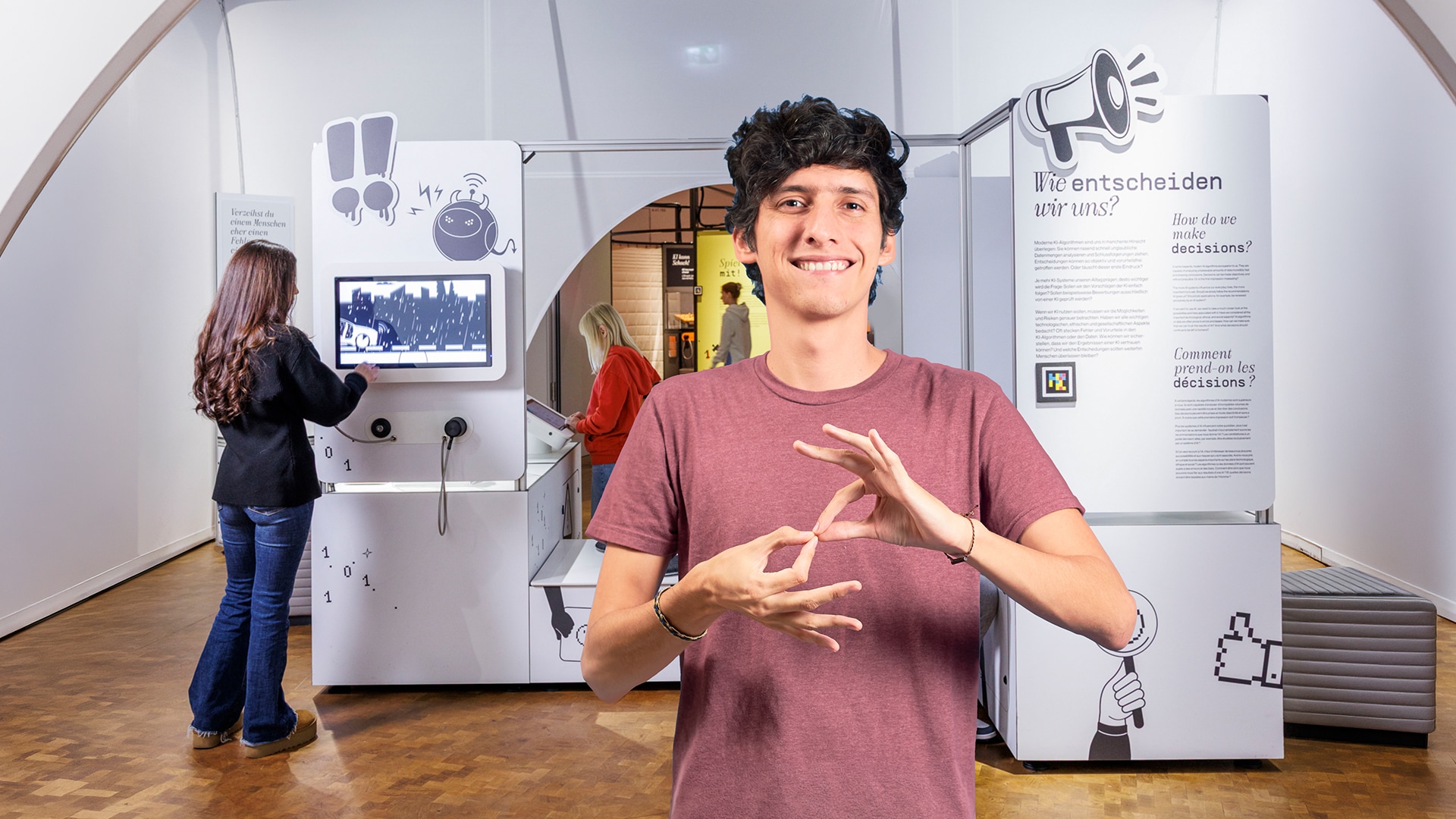 Jugendlicher mit Gebärdensprache in der Ausstellung