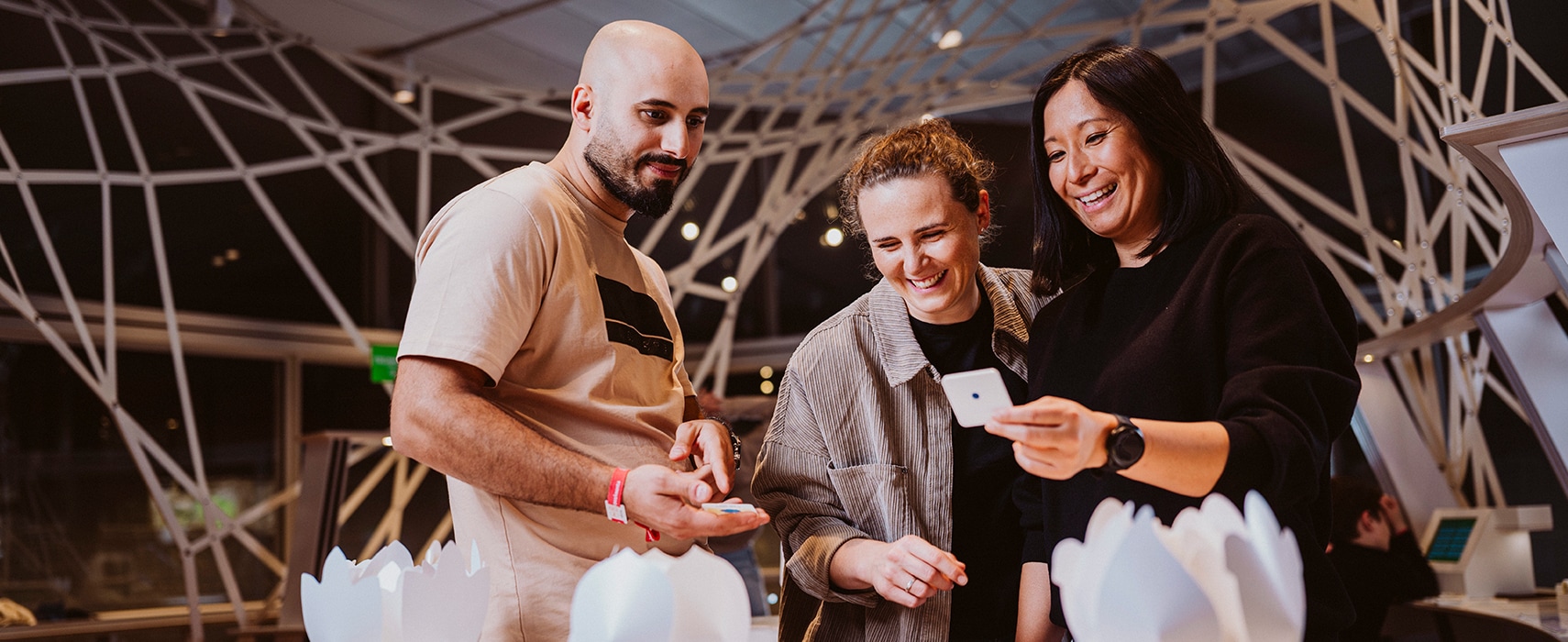 Besucher und Besucherinnen in der Ausstellung