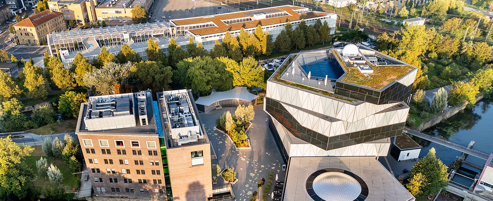 Luftaufnahme von der experimenta und dem Parkhaus