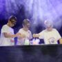Foto von drei Kindern beim Experimentieren