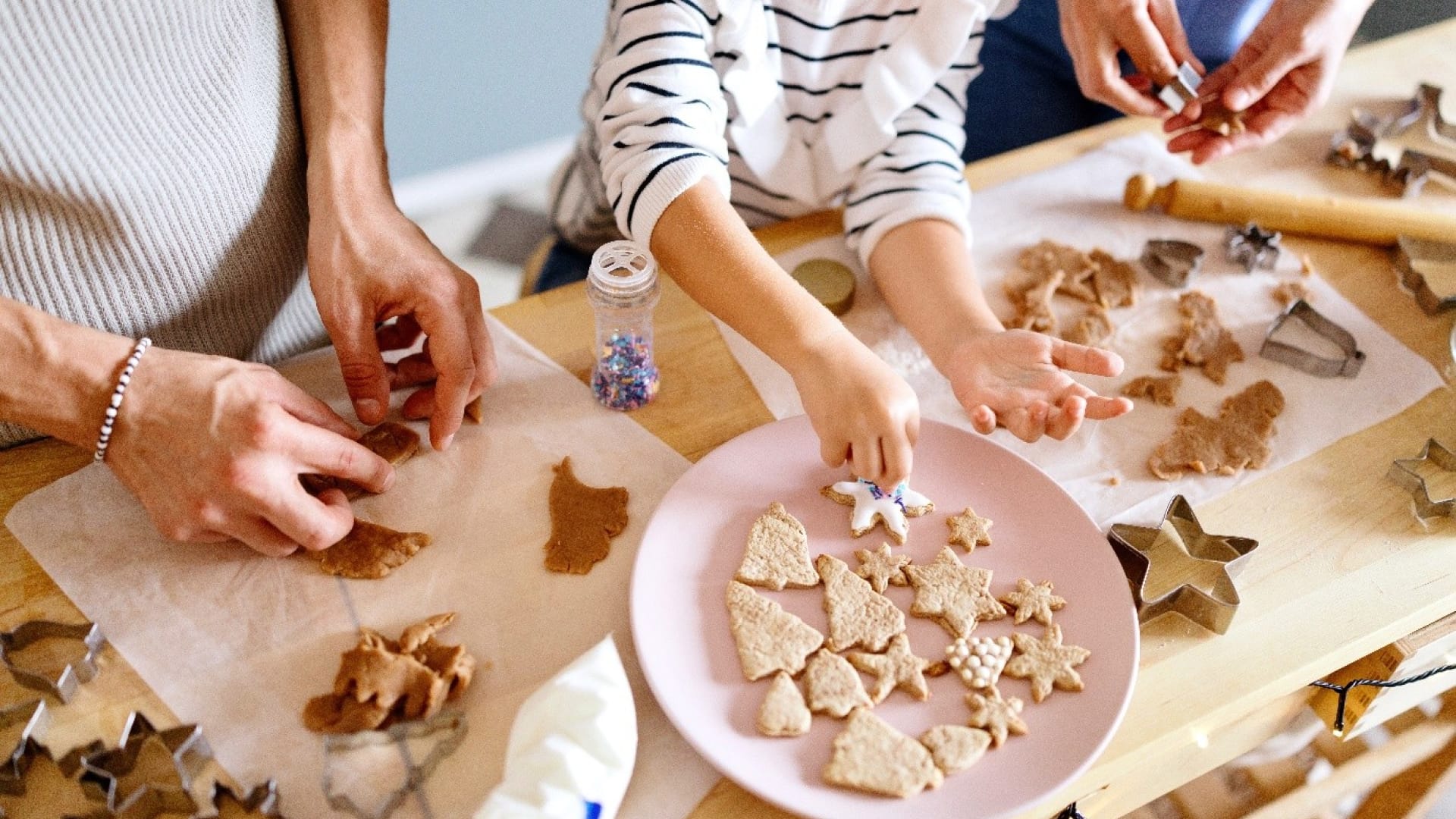 Plaetzchen-Familie_1920x1080 Familie beim gemeinsamen Plätzchen backen und Verzieren am Tisch