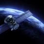 Satellit mit Solarpanel im Weltall