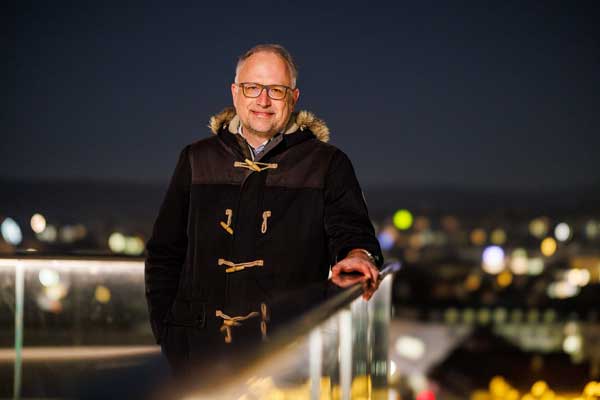 Stephan Fichtner, Teamleiter der experimenta-Sternwarte, bei Nacht auf der Dachterrasse in Heilbronn
