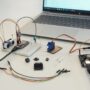 ESP32-Experimentieraufbau (Breadboard mit Sensoren, Laptop im Hintergrund): → ESP32-Experimentieraufbau mit Sensoren, LEDs, Servomotor und Laptop mit Python-Programmcode